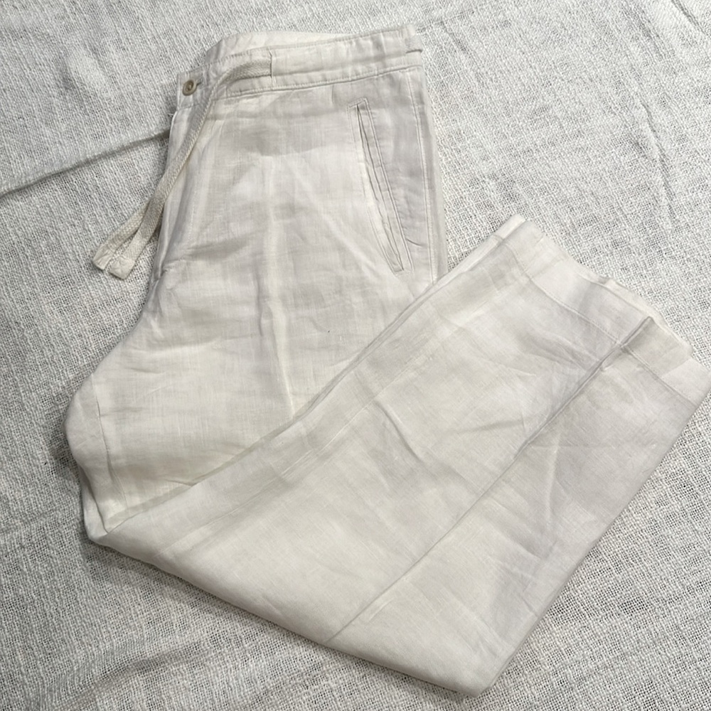 100% linen pleated wide leg pants, button/zip close w/tie waist. Size 30/32